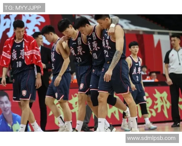 北京首钢与广东队争夺总冠军的激烈对决引发球迷热议与期待