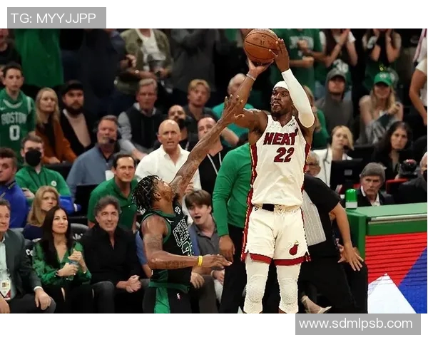 热火与绿军精彩对决全场回放回顾赛场激烈瞬间与精彩表现分析