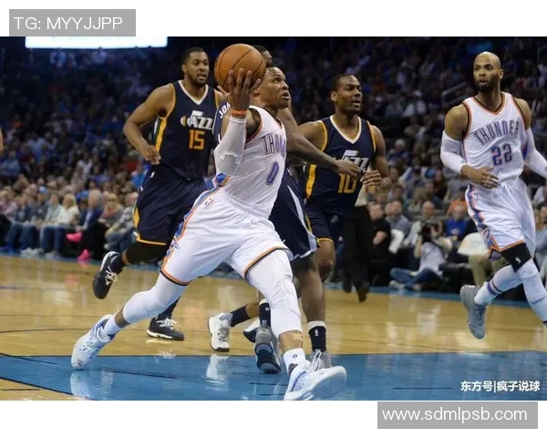 雷霆与爵士激战正酣赛季精彩对决引发球迷热议 雷霆与爵士激战正酣赛季精彩对决引发球迷热议