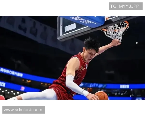 曾凡博的篮球梦想与成长之路：从青涩少年到职业球员的蜕变历程